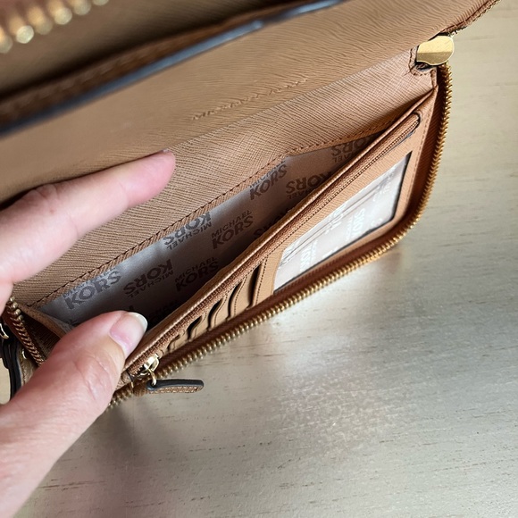 Michael Kors Jet Set Travel Chain Shoulder Bag and Matching Wallet - Picture 5 of 7